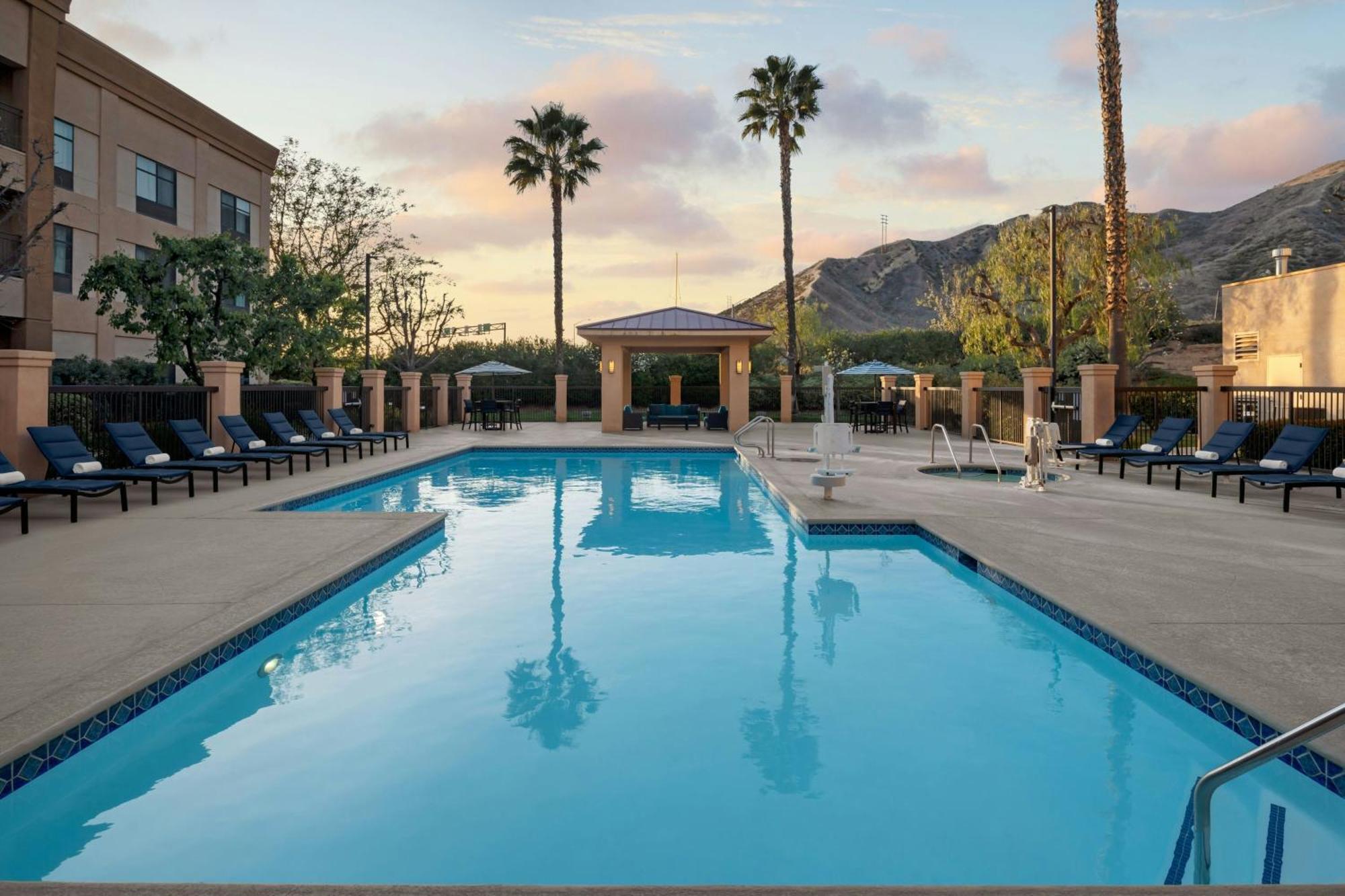 מלון Courtyard By Marriott Santa Clarita ולנסיה מראה חיצוני תמונה